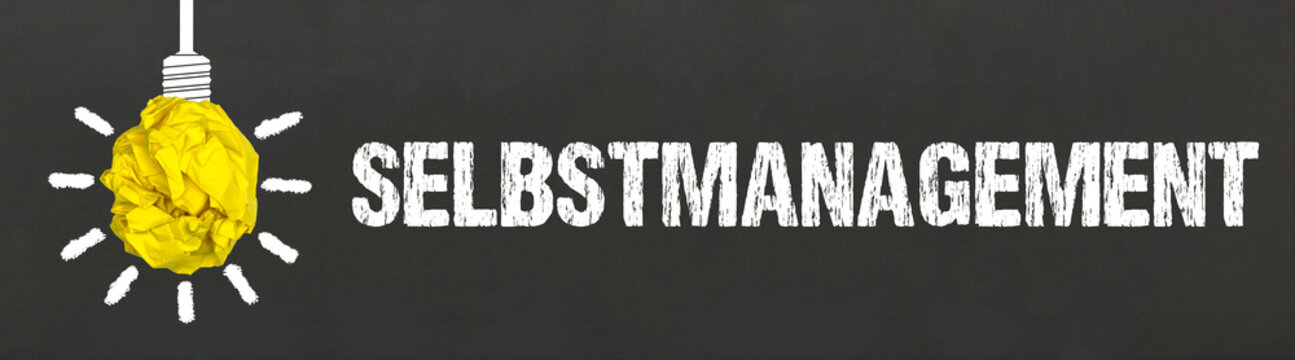 Selbstmanagement / Gl&uuml;hbirne auf Tafel
