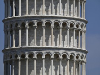 Naklejka premium La torre de Pisa o torre inclinada de Pisa (torre pendente di Pisa) es la torre campanario de la catedral de Pisa, situada en la Plaza del Duomo.