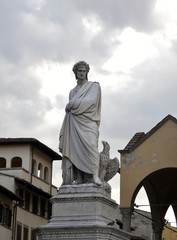 Estatua de Dante, en la Piazza de Santa Croce, Florencia, Italia.