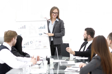 Obraz premium business woman standing near a flipchart for the presentation of the new project