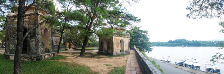 Verfallene Tempel in Hue Vietnam Panorama