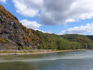 Fototapeta na wymiar Landschaft im Tal der Loreley bei St.-Goarshausen am Rhein
