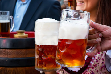 Mit Massbier anstossen