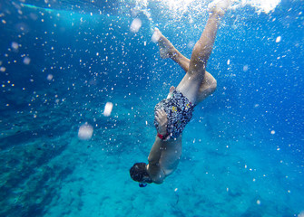 diver dives underwater, diver swims down to the bottom, snorkeling