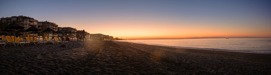 Sonnenaufgang Strand Panorama mit Strandliegen