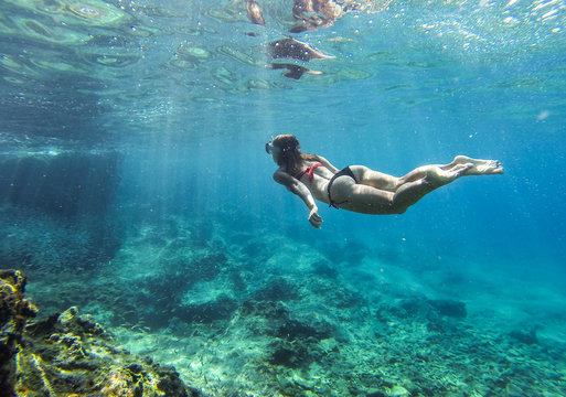 diver dives underwater, diver swims down to the bottom, snorkeling