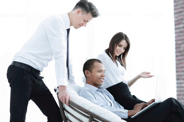 customer and the employees are talking sitting in the office