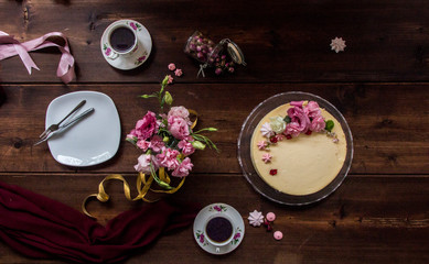 Obraz na płótnie Canvas cup of coffee and flowers on table