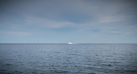 Fototapeta premium Ferry in the middle of the ocean