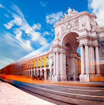 Lisboa,Portugal.Arco del triunfo y plaza del comercio.Tranv&iacute;a y paisaje de la ciudad.