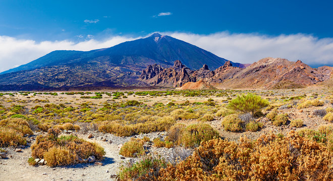 Volc&aacute;n Teide y Llano de Ucanca. Panorama del desierto Paisaje esc&eacute;nico colorido de la puesta del sol en el parque nacional de Tenerife de Teide. Alto de Guajara. Isla canaria.