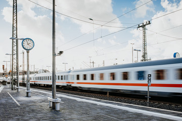 Zug fährt in den Bahnhof ein 