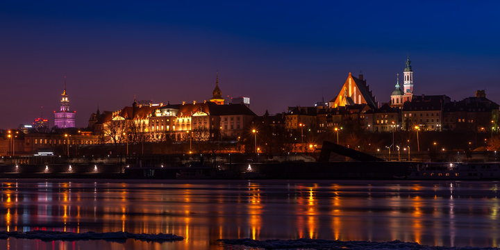 Warsaw, Poland. Views of capital of Poland et evening over Vistula river prom Praga side of the river.