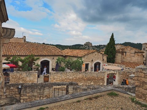 Les Baux-de-Provence &ndash; s&uuml;dfranz&ouml;sischer Ort in der Region Provence-Alpes-C&ocirc;te d&rsquo;Azur - High Dynamic Range Image 
