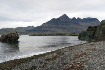 Fototapeta na wymiar Schwarzer Strand aus Island - Vik