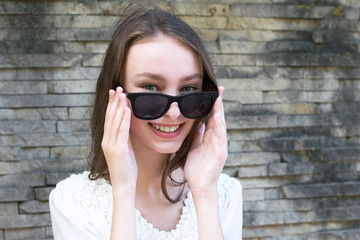 Naklejka premium Cute girl posing in sunglasses