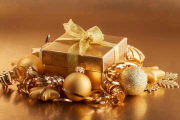Obraz na płótnie Canvas Christmas composition of Christmas tree toys on a blurred gold background