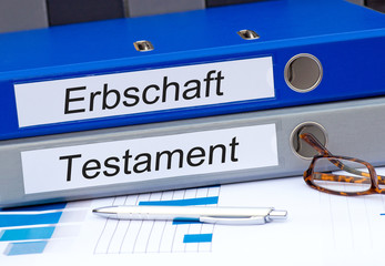 Erbschaft und Testament, zwei Ordner mit Beschriftung im Büro