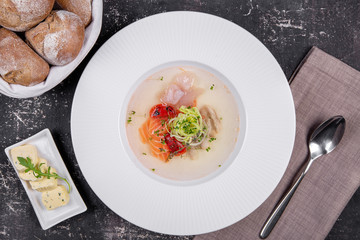 рыбный суп с овощами и свежими булочками