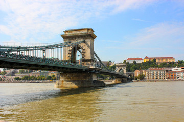 Obraz premium Brücke Sehenswürdigkeit über Donau in Budapest Ungarn