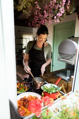 Cercles muraux Cuisinier Femme préparant le déjeuner dans l& 39 idée de recette de photographie culinaire de cuisine