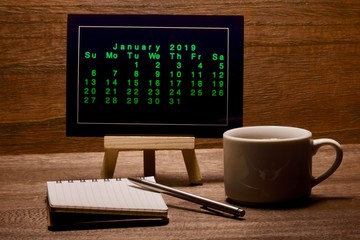 2019年1月のカレンダーとノートとコーヒー