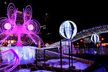 北海道、札幌、ホワイトイルミネーション大通3丁目会場の風景、花咲く「ブルーミング・ファウンテン」 