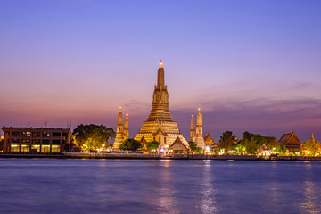 Naklejka premium Wat Arun Ratchawararam Ratchawaramahawihan with lighting public landmark in Bangkok