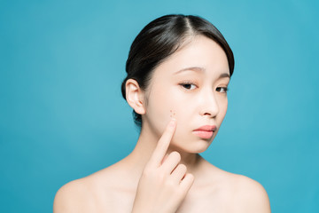 肌をチェックする女性