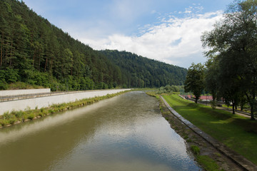 Fototapeta na wymiar Rzeka Poprad, Dolina Popradu Piwniczna - Zdrój
