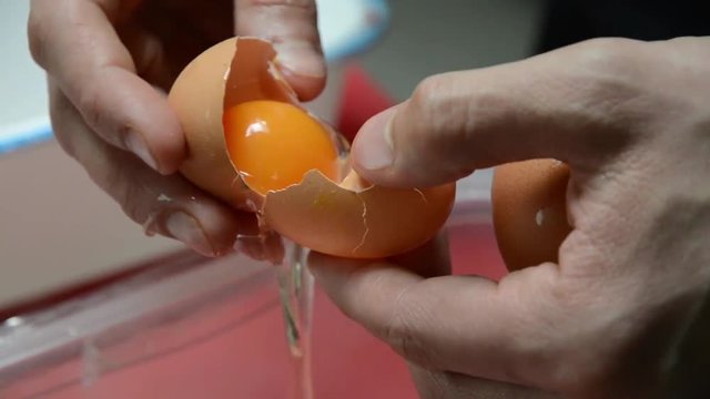 rompere un uovo e separare il tuorlo dall'albume