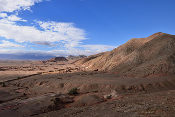 Treking in the mountains in the vicinity of the Garmeh oasis, on the Dasht-e Kavir deserts near the Khur city