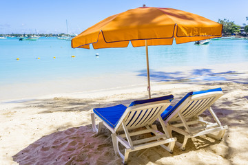 Parasol sur plage de Grand-Baie, île Maurice 