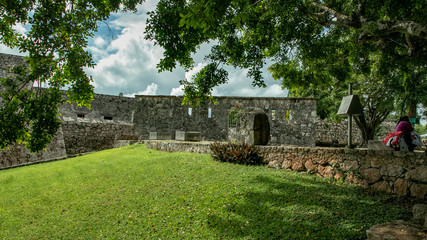 Fototapeta na wymiar Ancient Spanish fort in the city of Bacalar. Walls, cannons and even a prison inside
