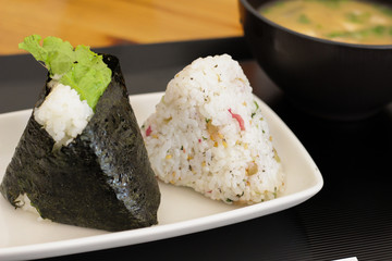 ランチに食べた日本食の定番おにぎりと味噌汁のセット