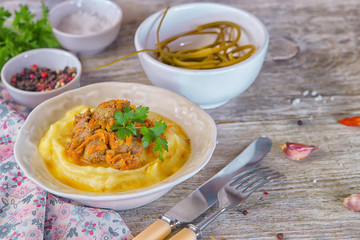 Fried chicken liver with carrots and onion and garnish of mashed potatoes,served with parsley and marinated garlic arrows