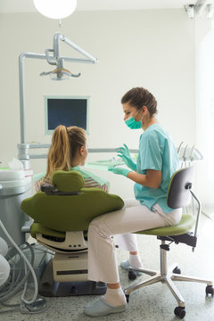 Orthodontist discusing the treatment alternatives with her patient 