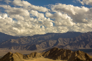 Obraz premium beautiful cloudy sky over the sandy mountains
