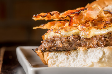 Delicioso sanduiche com hamburguer caseiro