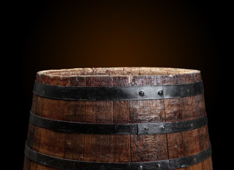 Obraz premium Old wooden barrel on a dark background