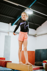 Young gymnast balancing on a balance beam © Rawpixel.com
