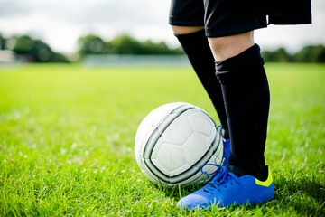 Junior football player on the field © Rawpixel.com