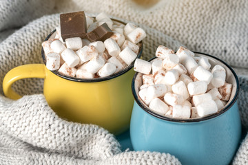 Tasses de chocolat chaud avec des guimauves sur le dessus sur fond bleu. Carte d& 39 hiver confortable