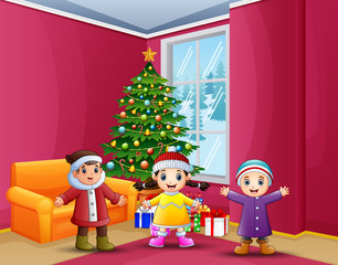 Obraz na płótnie Canvas Happy kids celebration a christmas in the home