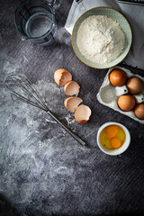 Obraz na płótnie Canvas Jaja. Kulinarne tło, jajka, mąka składniki potrzebne do ciasta.