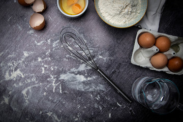 Domowa piekarnia. Kulinarne tło, jajka, mąka składniki potrzebne do  ciasta.