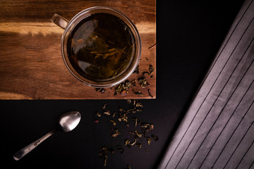 Zielona herbata. Filiżanka herbaty na drewnianym ciemnym tle. - obrazy, fototapety, plakaty