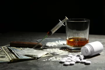 Foto auf Acrylglas Drogen, Alkohol und Geld auf grauem Hintergrund. Konzept der Sucht © Pixel-Shot
