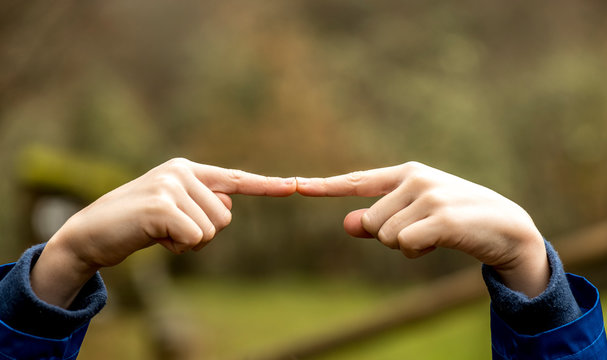 Dedos juntos unidos toc&aacute;ndose las puntas unir juntar