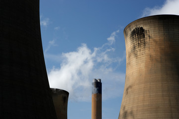 COOLING TOWERS AND CHIMNEY AT DRAX POWER STATION YORKSHIRE ENGLAND